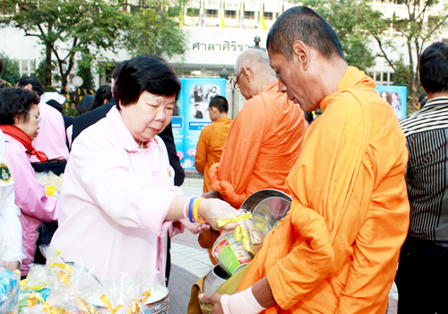 Faculty of Nursing joined the Monk ceremony in the ocassion of New Year 2012