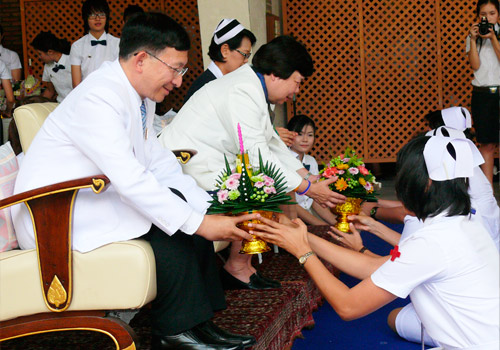 A Wai khru ceremony at Faculty of Nursing