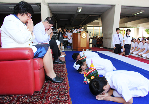 A Wai khru ceremony at Faculty of Nursing
